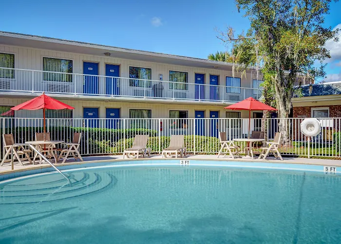 Motel 6-, Fl - Downtown