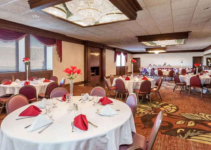 Days Inn & Suites By Wyndham Roseville/Detroit Area