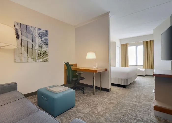 Newark Hotels With Pool