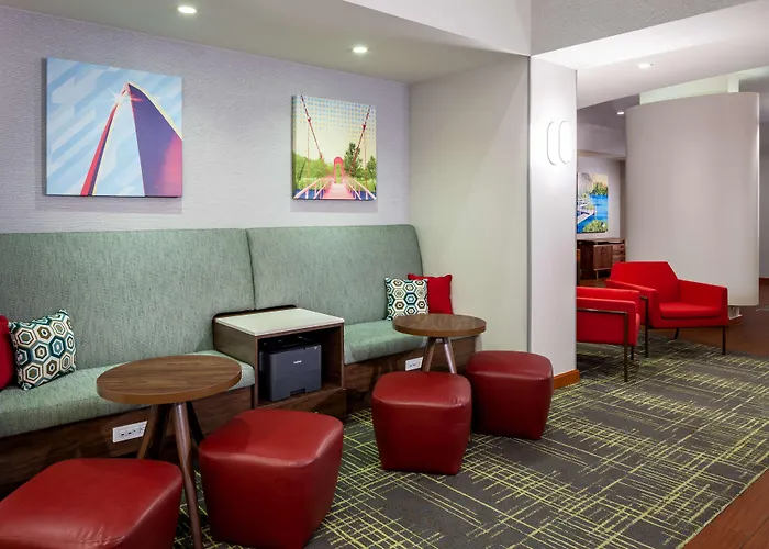 Hampton Inn & Suites St. Louis At Forest Park