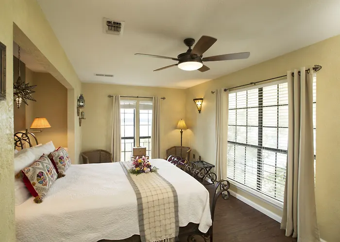 Lakehouse Bed And Breakfast Canyon Lake