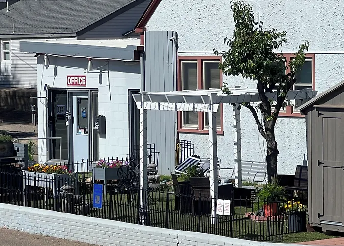 Midtown Inn & Suites