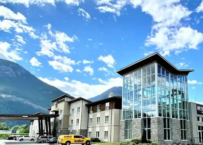 Squamish Hotels With Pool