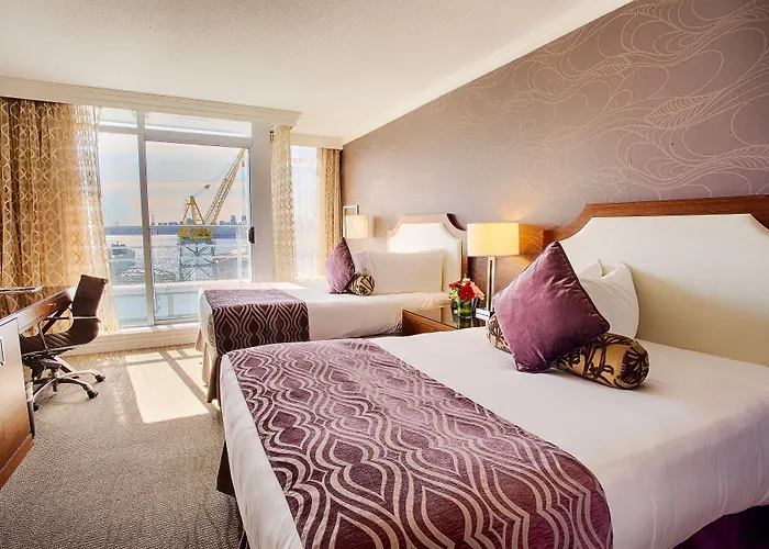 North Vancouver Hotels With Pool