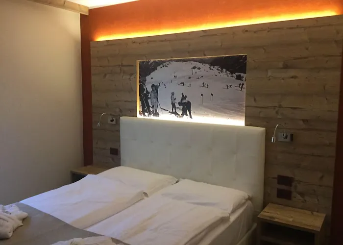 Tevini Dolomites Charming Hotel Commezzadura