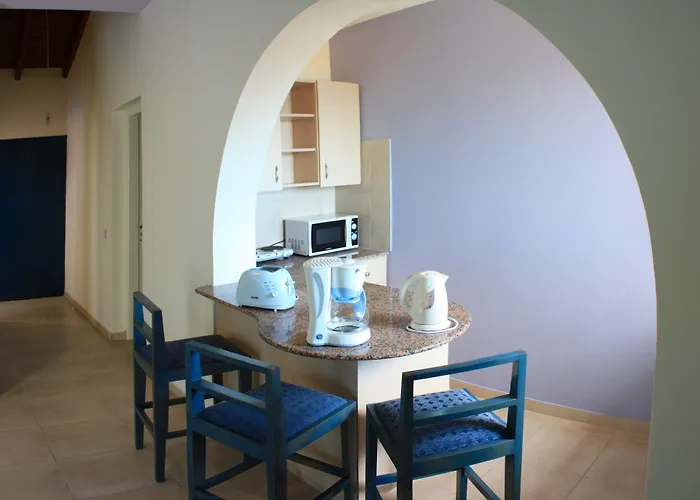 Myroandrou Beach Hotel Apartments Pernera