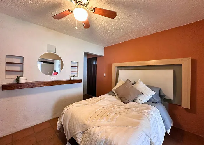Casa Haru, Hermosa casa con alberca climatizada, jardín, asador y tombling, capacidad para 14 personas, 5 recámaras, 8 camas, 5 baños estacionamiento para 4 autos