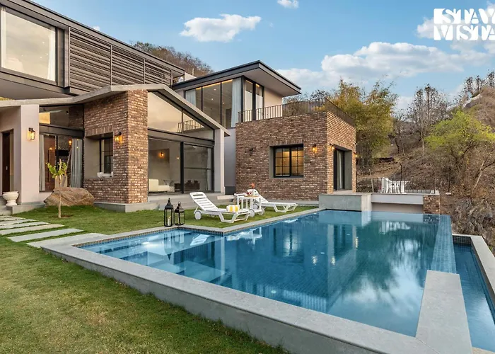 Stayvista'S Ikebana - Living By The Forest Edge - Mountain-View Villa With Infinity Pool, Lawn, & Indoor-Outdoor Games