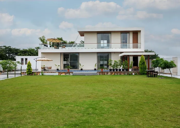 Saffronstays Raaga - Luxury 4Br Villa With Private Pool, Lawns, Gazebos & Sweeping Aravalli Hill Views