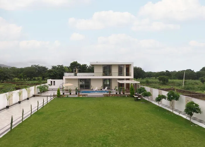 Saffronstays Raaga - Luxury 4Br Villa With Private Pool, Lawns, Gazebos & Sweeping Aravalli Hill Views