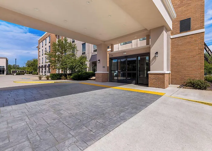 Columbia Hotels With Pool