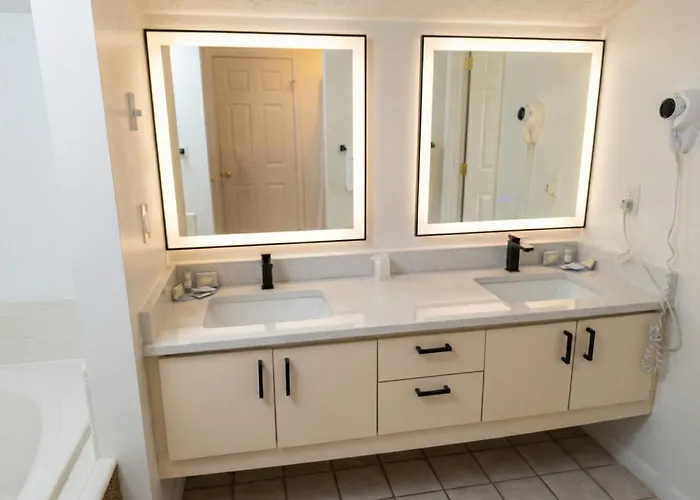 Pointes North Beachfront Hotel - 2 Person Spa Tub Studios