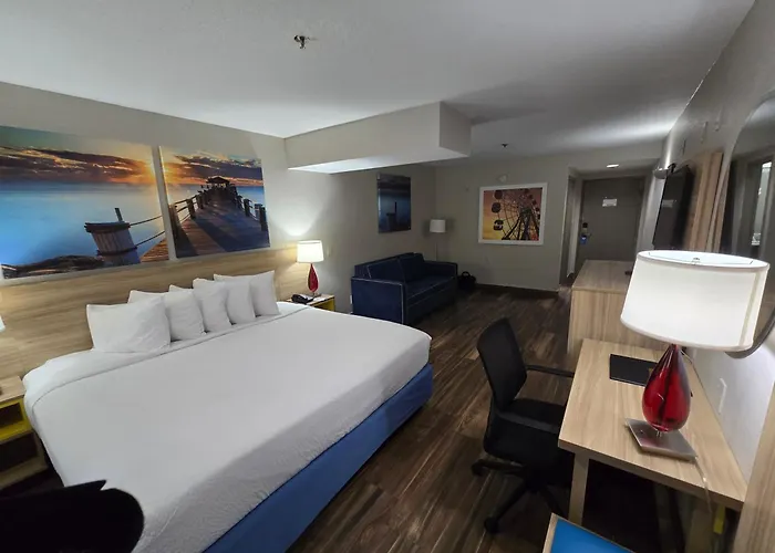 Days Inn & Suites By Wyndham Tampa/Raymond James Stadium
