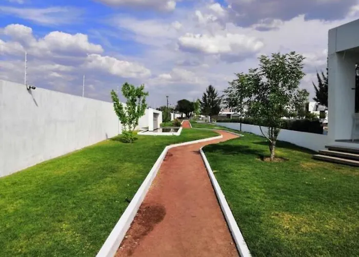 Amplia Casa Moderna c/ Piscina y Lindos Jardines