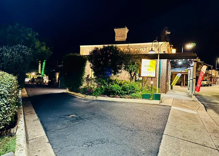 Ten Dollar Town Motel