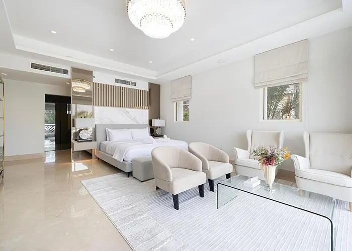 Villa With Private Pool In Palm Jumeirah