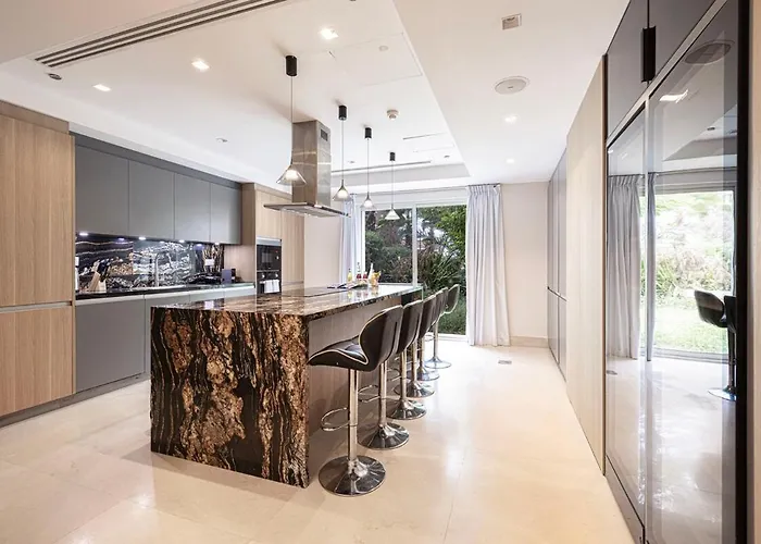 Villa With Private Pool In Palm Jumeirah
