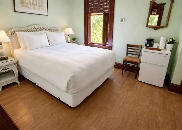 Classic Queen - Curry Mansion With Heated Pool