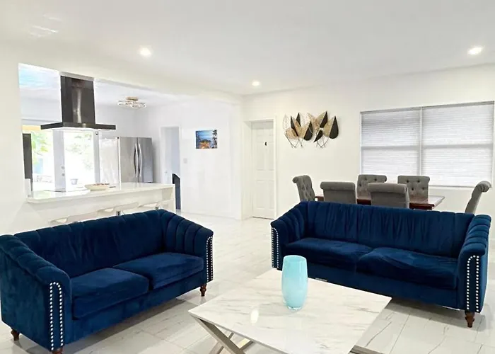 Luxury Pool Retreat Sleep 17 Near Beach