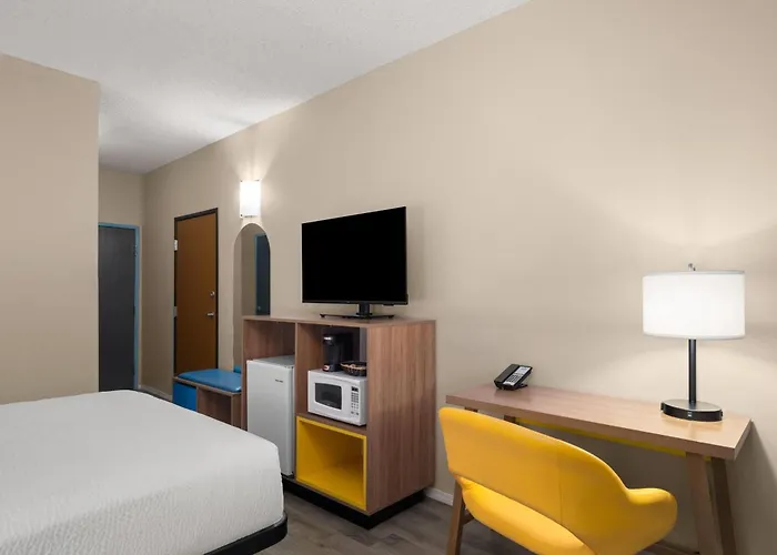 Days Inn & Suites By Wyndham Airport Albuquerque