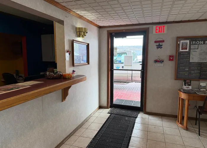 Hotel Iron Mountain Inn & Suites