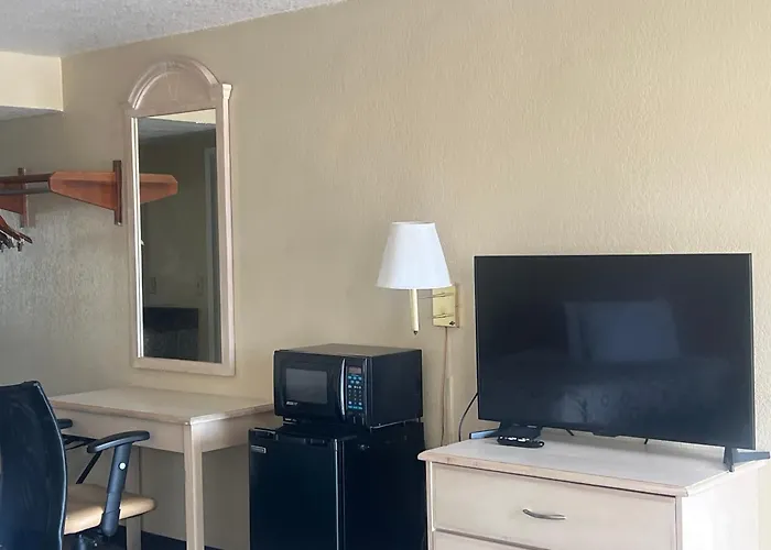 Hole Inn The Wall Hotel - Fort Walton Beach - Sunset Plaza - Nearby Beaches & Hurlburt