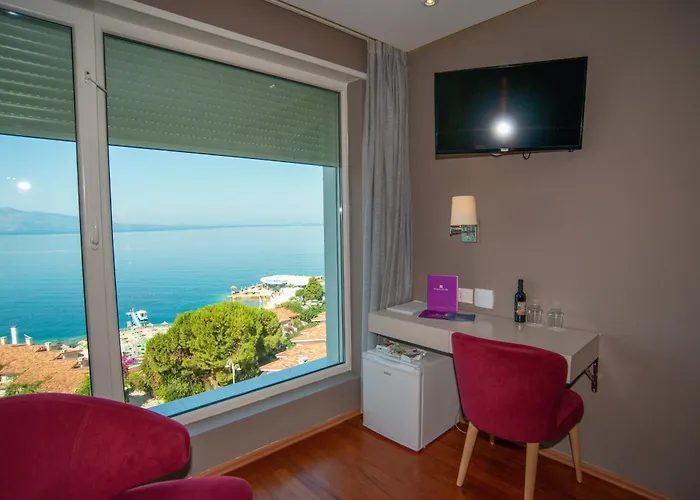 Bougainville Bay Hotel