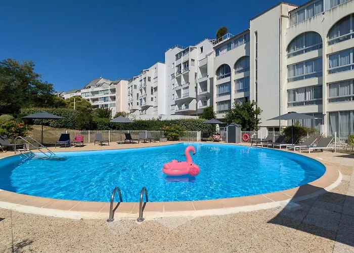 Résidence avec Piscine face au port 200m plage
