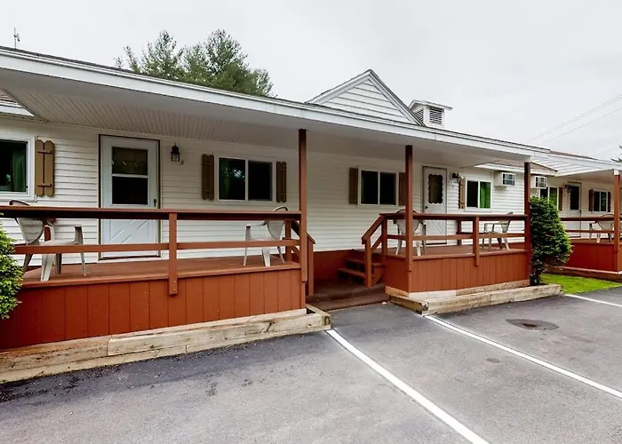 Cute Riverfront Cabin In Great Location W/ Shared Pool, Kitchenette, & Free Wifi