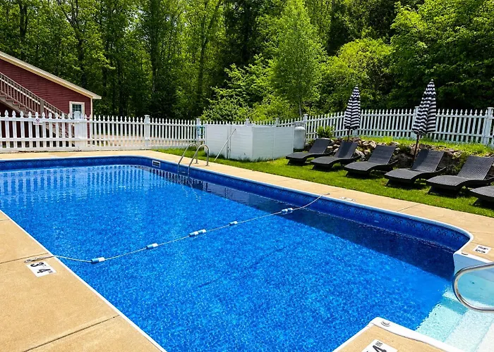 The Aurora Inn & Cottages