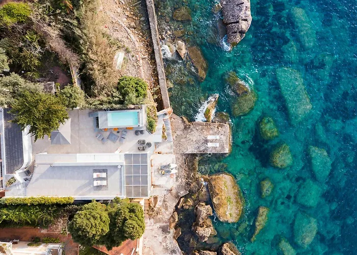 Design House With Pool & Direct Access To The Sea