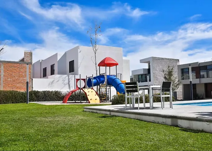 Casa moderna en Aguascalientes con AC, jardín y alberca en casa club