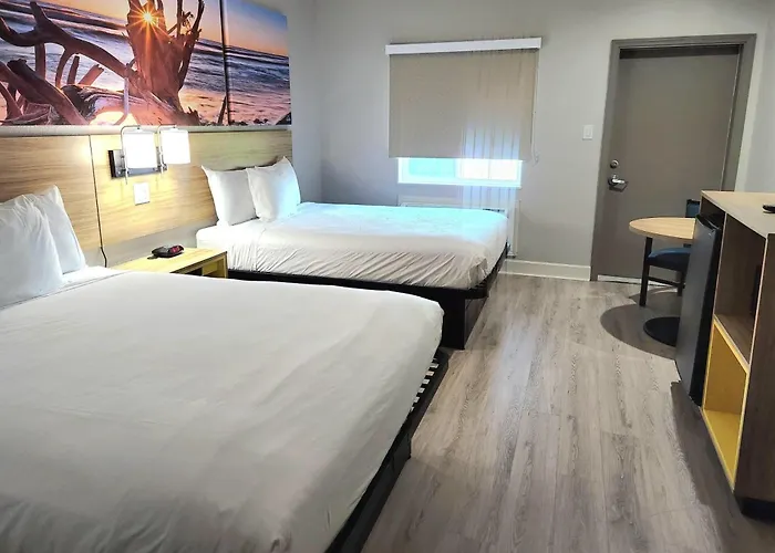Days Inn & Suites By Wyndham Galveston West/Seawall