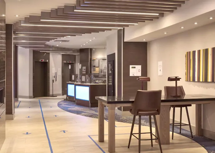 Burnaby Hotels With Pool