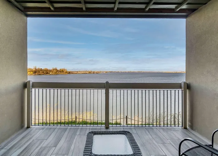 Best Western Plus Lake Front Hotel