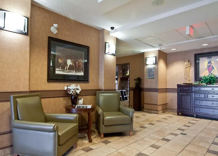 Strathmore Hotels With Pool