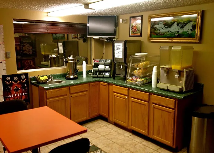 Hwy Express Inn & Suites