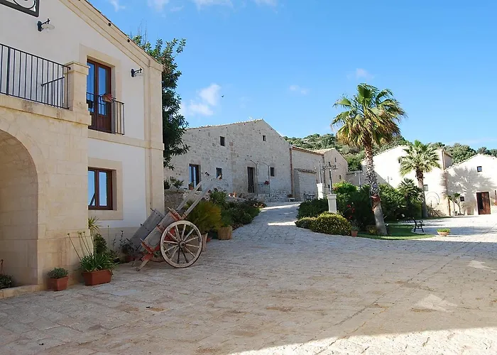 Ville con la piscina privata a Marina di Ragusa