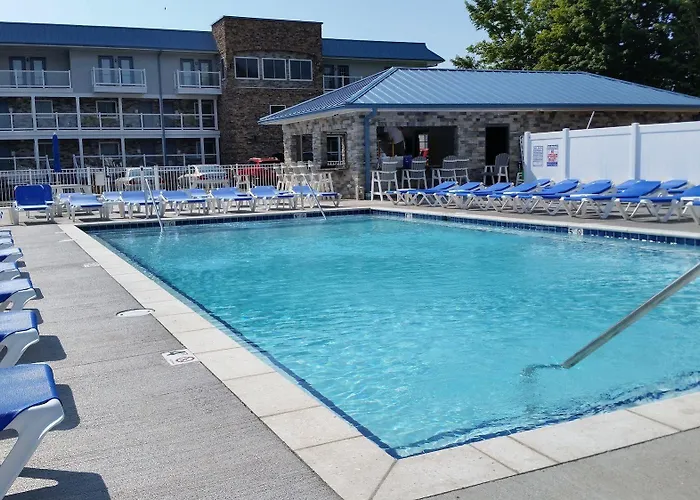 Put-in-Bay Hotels With Pool