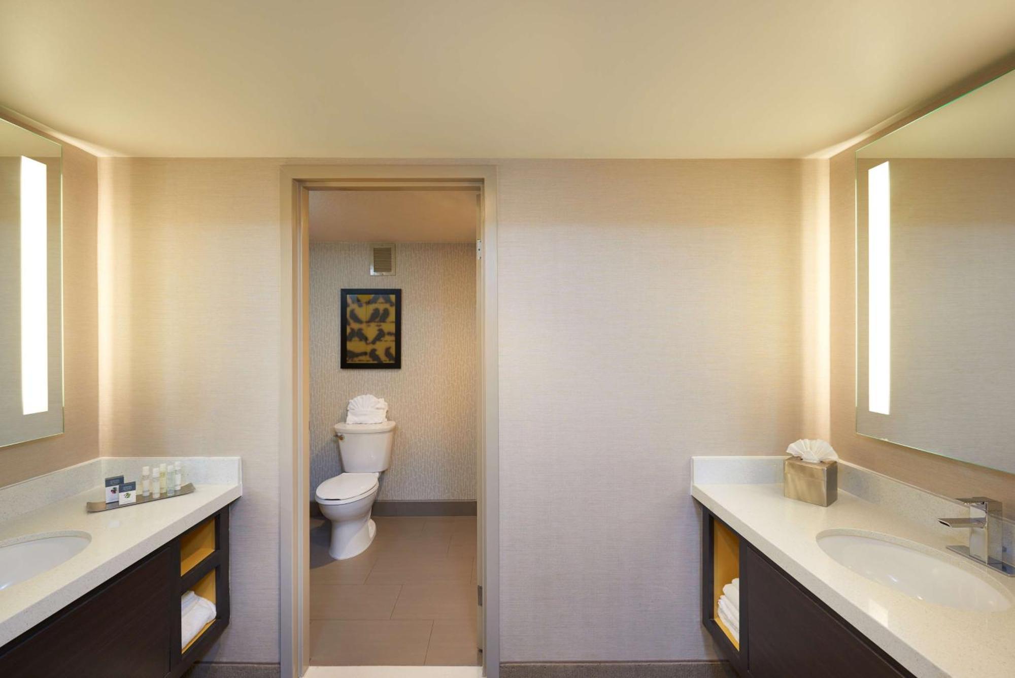 Doubletree By Hilton Fresno Convention Center Hotel